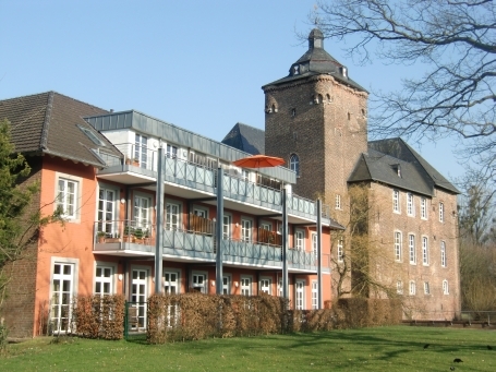 Geilenkirchen : Burg Trips, Seniorenwohnungen ( links ) und Herrenhaus ( rechts )